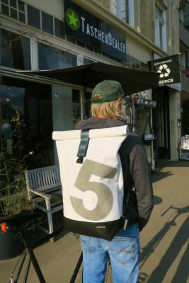 Upcycling Rolltop Rucksack aus gebrauchten Segeln, Traktorschlauch und Autogurten, innen aus  LKW-Plane in 3 Größen